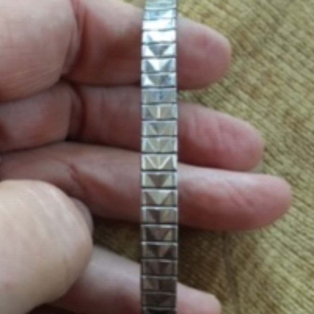 LOVELY SILVER EMBOSSED STRETCH BRACELET